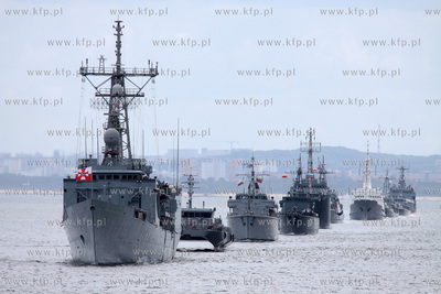 Parada wszystkich najwazniejszych klas okretow bedacych...
