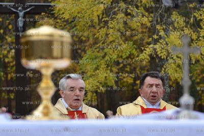 Dzien Wszystkich Swietych na cmentarzu parafialnym...