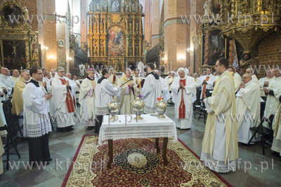 Msza Krzyżma w katedrze Pelplinskiej sprawowana przez...