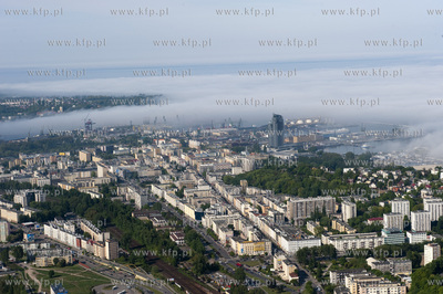 Gdynia we mgle 19.05.2009 fot. Kacper Kowalski / KFP...