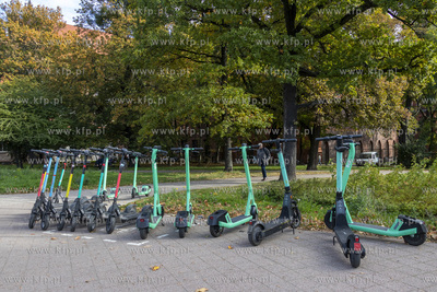 Skwer im. Ignacego Daszyńskiego położony pomiędzy...