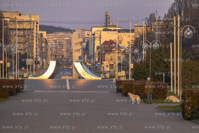 Gdynia. Skwer Kościuszki o poranku. Spacer z psem....