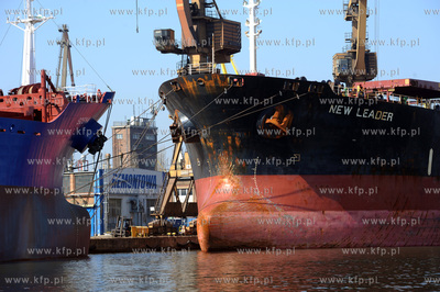 Gdansk. Statki w kanale portowym, przy nabrzezu Stoczni...