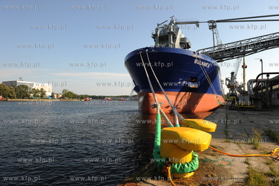 Do Gdańska przyplynal statek BULKNES z kruszywem pod...