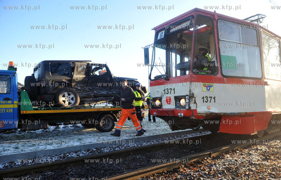 Gdansk. Brama Oliwska. Jeep Wrangler wymusil pierwszenstwo...