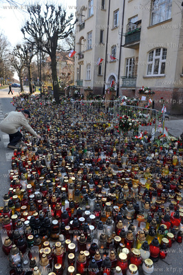 Sopot. Ul. Armii Krajowej 55. Ludzie skladaja kwiaty...