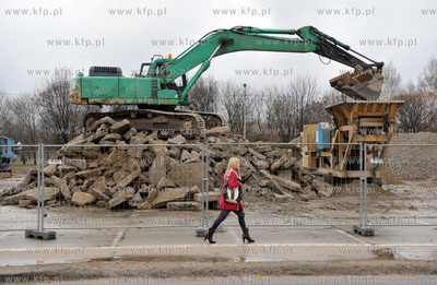 Gdansk. Zaspa. Wyburzanie dawnego pasa startowego wzdluz...