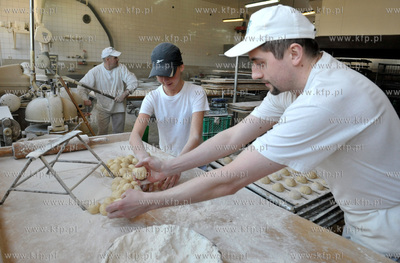 Produkcja paczkow w piekarni Marka Szydlowskiego na...