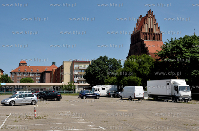 Parking przy ul. Torunkiej w Gdansku. Po lewej kosciol...