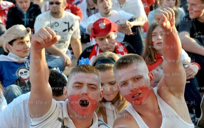Gdansk. Mistrzostwa europy w pilce noznej. Kibice ogladaja...