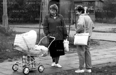 Spotkanie na ulicy w Redzie na Kaszubach. 10.1991 5pazdziernik91_m.kosycarz_p38...