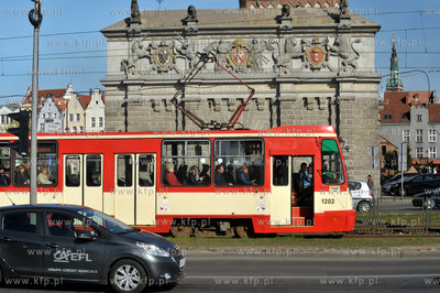 Gdansk. Tramwaj na ul. Waly Jagiellonskie, w tle Brama...