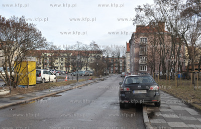 Gdansk. Parujace samochody na ul. Katarzynki.  To platne...