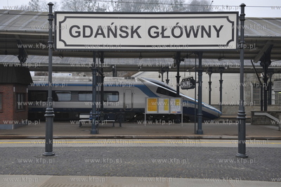 Gdansk, Dworzec Glowny PKP, na stacje wjezdza pociag...
