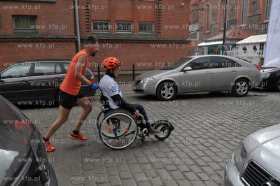 II PZU Gdansk Maraton. Zawodnicy na ul. Panskiej, obok...