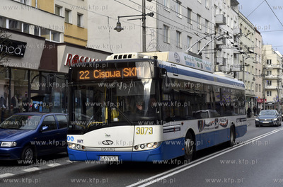 Gdynia, trolejbus marki Solaris na ul. Świętojańskiej....