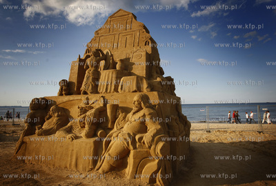 Gdansk Jelitkowo. Plaza. Wystawa monumentalnych rzezb...