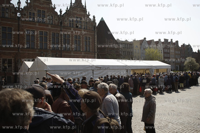 Gdansk. Targ Weglowy. Sniadanie wielkanocne dla potrzebujacych...