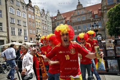 Hiszpanscy kibice opanowali  ul. Dluga i Dlugi Targ...
