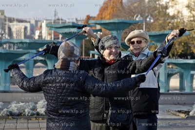 Zajecia z nordic walking grupy gdynskiego Centrum Aktywnosci...