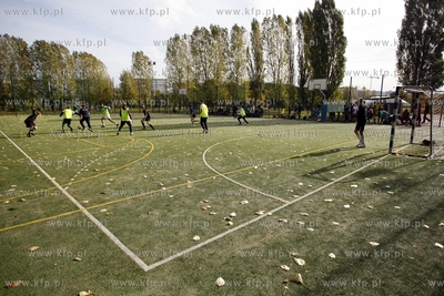Gdansk Zaspa. Pilkarski turniej dzikich druzyn Do przerwy...