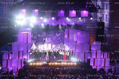 Cala Polska spiewa koledy, koncert na Dlugim Targu...