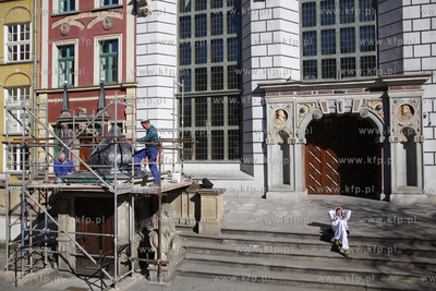 Montaz wyremontowanej kopuly na przedprozu Dworu Artusa...