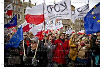 Gdańsk. Długi Targ. Demonstracja przeciwko rządom...