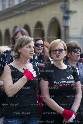 Gdańsk. Długi Targ. Milczący protest KOD-u przeciw...