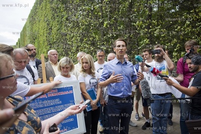 Park Oliwski. Konferencja Kacpra Płażyńskiego, kandydata...