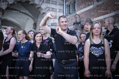 Gdańsk. ul. Długa i Długi Targ. Parada na zakończenie...