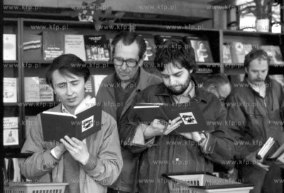 W ksiegarni przy ulicy Szerokiej w Gdansku. (2marzec89_z.kosycarz_p17)...