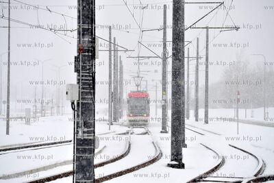 Zima w Gdańsku. Tramwaj Pesa Jazz Duo na Pętli Ujeścisko....