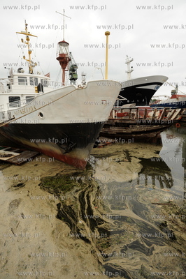 Stocznia Gdanska w niedziele. n/z dzienny statek pasazerski...