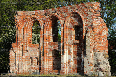 Trzesacz. Sciana S romansko-gotyckiego kosciola sw....