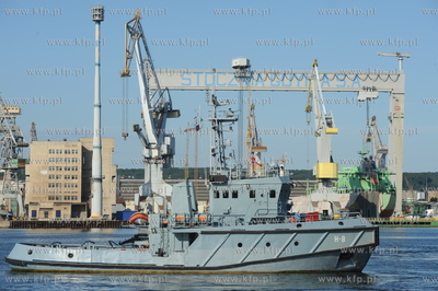 Port wojenny Gdynia Oksywie. Holownik Marynarki Wojennej...