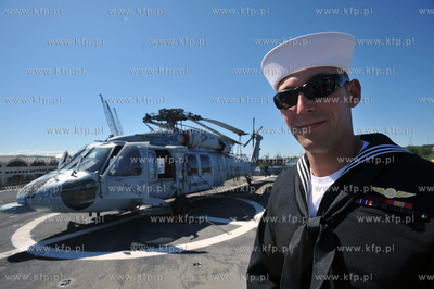 Okrety 12 panstw uczestniczacych w miedzynarodowych...