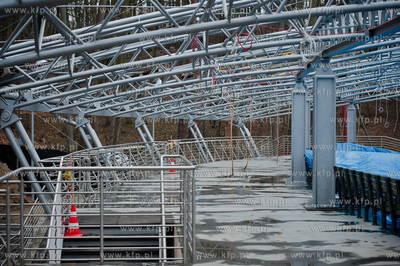 Sopot. Rozpoczeto montaz liczacej 7000 m2  powloki...