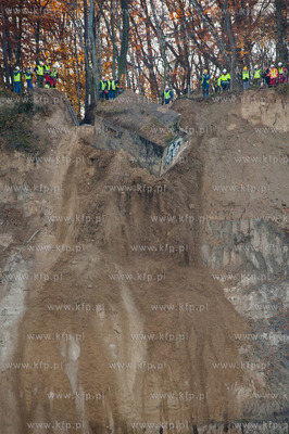 Gdynia. Akcja zsuwania powojennego polskiego schronu...