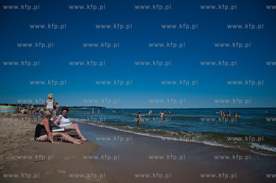 Wakacyjny, sloneczny dzien na przepelnionej ludzmi...