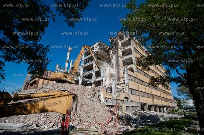 Gdynia. Wyburzanie jednego z budynkuw Dalmoru przy...