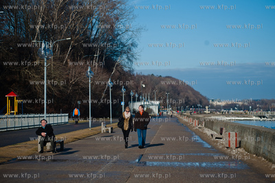 Sloneczny, zimowy dzien na plazy w Gdyni.
08.02.2014
fot....