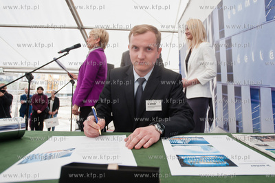 Gdynia. Uroczystosc podpisania aktu erekcyjnego i wmurowanie...