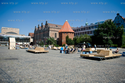 Gdansk. Targ Weglowy. Mieble miejskie - lezaki i miejsca...