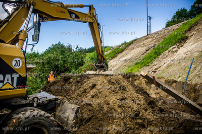 Gdańsk. Uszkodzony przez silne opady deszczu nasyp...
