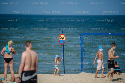 Gdańsk. Czerwona flaga na kąpielisku miejskim w Brzeźnie,...
