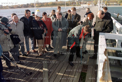 Prezydent Sopotu Jacek Karnowski odbija deske na sopockim...