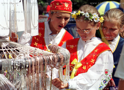 Jarmark Kaszubski w Kartuzach. Mlode Kaszubki przy...