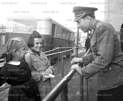 Milicjant i dzieci. (0003303) 1961 Fot. Zbigniew Kosycarz...