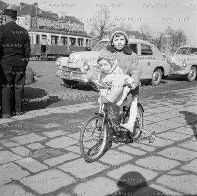 Rowerek maly i na dodatkowych kolkach, ale dla dzieci...